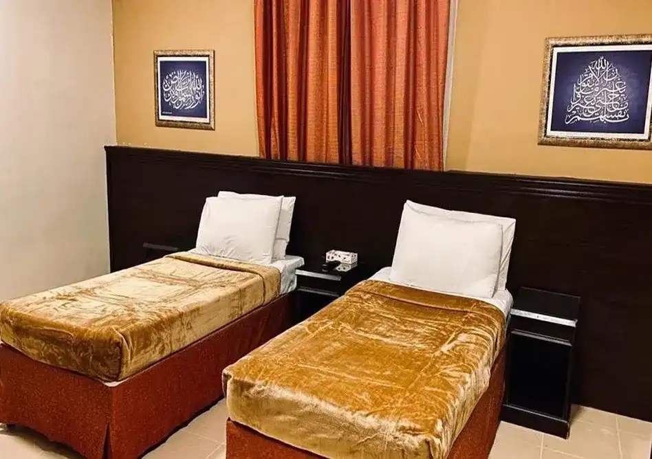 /media/umrah-images/2-single-beds%20%285%29.webp