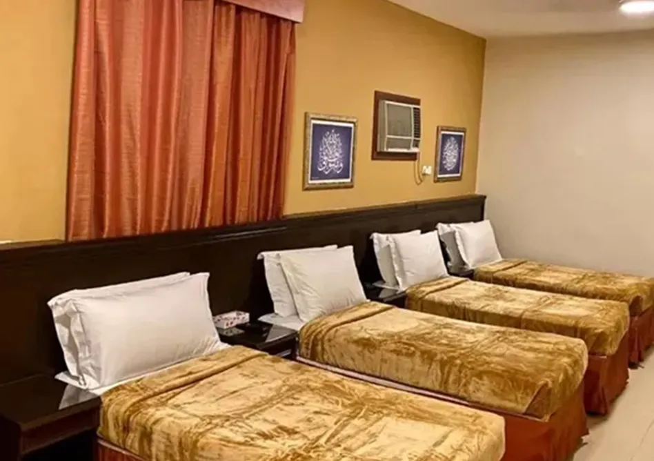 /media/umrah-images/four-single-beds-room.webp