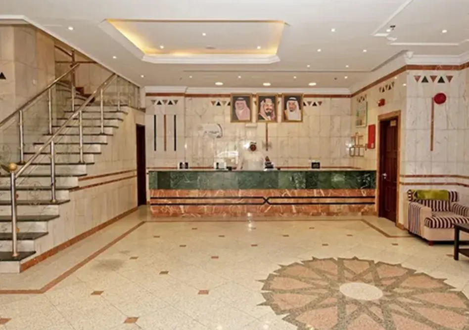 /media/umrah-images/front-desk%20%281%29.webp