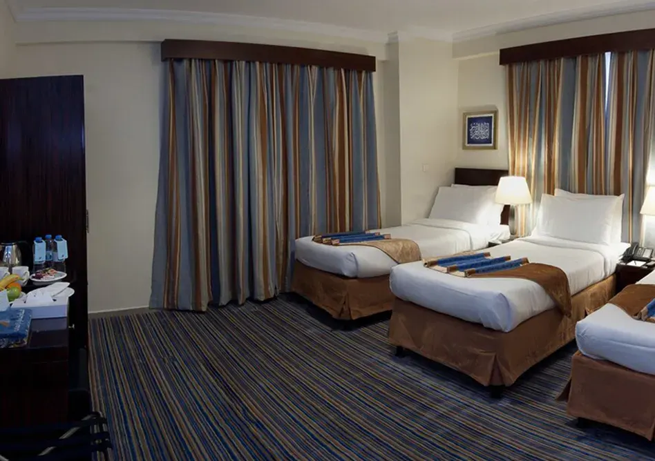 /media/umrah-images/three-single-beds-room.webp